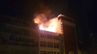 Ankarada 4 katlı metruk binanın çatısı alev alev yandı