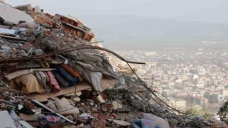 Anne ve babasını depremde kaybeden depremzede konuştu: Bina öne devrilerek yıkılmış