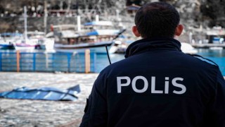 Antalyada denizde 17-18 yaşlarında erkek cesedi bulundu