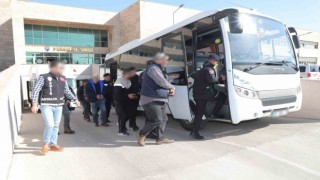 Antalya'da eş zamanlı operasyonlarda aranan 60 şahıs yakalandı