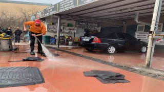 Araçlardaki depremin tozlu izlerini ücretsiz temizliyor