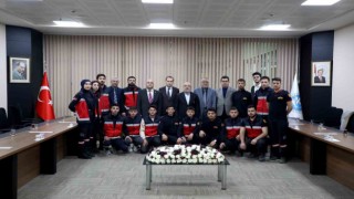 Arama kurtarma çalışmalarına katılan öğrencilerden Rektör Karamustafaya ziyaret