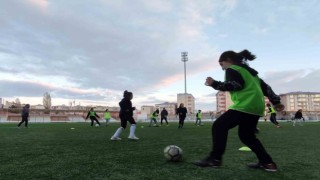 Ardahan Kura Spor Kadın Futbol Takımı hazırlıklarını sürdürüyor