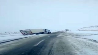 Ardahanın yüksek kesimlerinde kar yağışı: Tırlar yolda mahsur kaldı