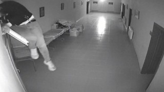 Arnavutköyde cem evine pencereden girerek hırsızlık yapan şahıs kamerada