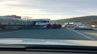 Artvinde 3 aracın karıştığı kaza kameralara yansıdı