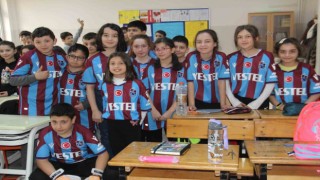 Asbaşkan Ertuğrul Doğandan öğrencilere 11 bin 461 Bordo Mavili forma