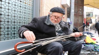 Asırlık çınar 70 yıldır şemsiye tamir ediyor