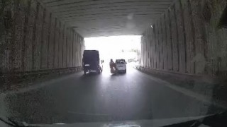 Ataşehirde panelvanı sollayan motosikletli, önündeki ticari araca çarpıp yere savruldu