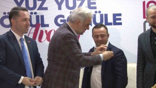 Avcılarda Gelecek Partisinden AK Partiye katılanlar için rozet takma töreni yapıldı