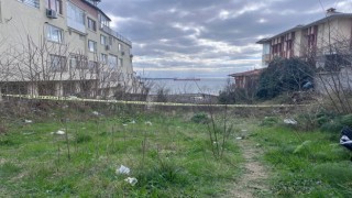 Avcılarda site parmaklıklarına asılı ceset bulundu