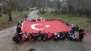 Avukatlar, şehitler için 100 metrelik bayrak açtı