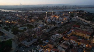 Ayasofya Camiinin avlusunda vatandaşlar ilk orucunu açtı