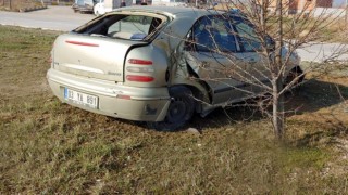 Aydınlatma direğine çarpan otomobilin sürücüsü kazayı yaralı atlattı