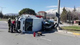 Aynı yöne giden minibüs otomobille çarpıştı: 2 yaralı