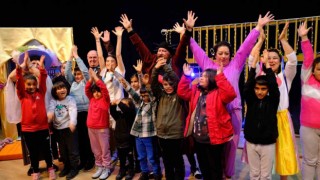 Ayvalıkta belediye tiyatrosu depremzede çocukları unutmadı