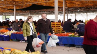 Ayvalıkta Ergin çiftinden hem alışveriş hem sohbet