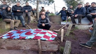 Babalarının vasiyetini yerine getirip mezarını Trabzonspor bayrağı ile örttüler