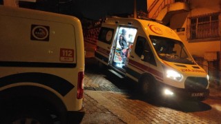 Babasına öfkelendi, yumruk attığı cam elini kesti