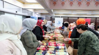 Bağcılarlı kadınlar, harçlıklarıyla depremzedeler için gıda kolisi hazırladı