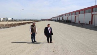 Bağlarda kırsal mahallelere parke taşı döşeme hizmeti devam ediyor