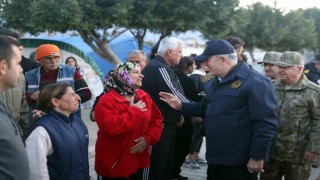 Bakan Akar, Arsuzda depremzedelerin taleplerini dinledi