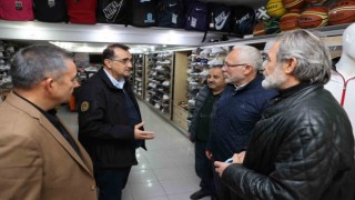 Bakan Dönmez, depremden etkilenen İskenderunda esnafı ziyaret etti