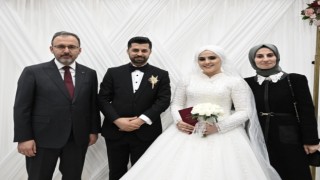 Bakan Kasapoğlu depremzede çiftin nikah şahidi oldu
