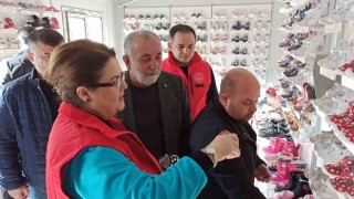 Bakan Yanık, depremzede esnaftan yeğeni için ayakkabı satın aldı