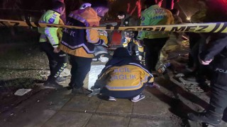 Bakırköyde 17 yaşındaki sürücü önce refüje ardından ağaca çarptı: 1 ölü, 5 yaralı