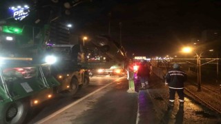 Bakırköyde kontrolden çıkan araç metro yoluna uçtu: 2 yaralı