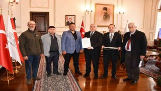 Balık satışıyla elde ettikleri gelir, depremzedeler için Valiliğe teslim edildi