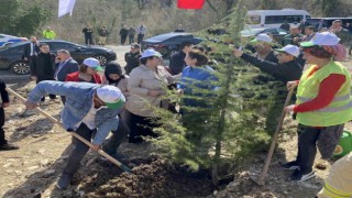 Bartında fidanlar, deprem şehitleri için toprakla buluşturuldu