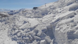 Başkalede 5 metreyi bulan karda zorlu yol açma çalışması