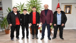 Başkan Ali Kılıçtan başarılı sporculara ödül