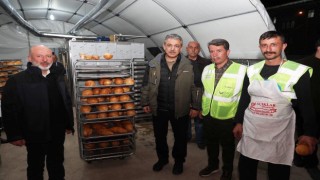 Başkan Çolakbayrakdar; “Mobil fırın ile her gün 16 bin sıcak ekmek dağıtıyoruz”