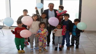 Başkan Kaplan depremzede çocuklarla yakından ilgileniyor
