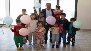 Başkan Kaplan depremzede çocuklarla yakından ilgileniyor
