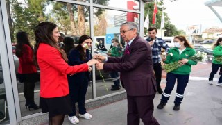 Başkan Topaloğlundan sağlık çalışanlarına karanfil