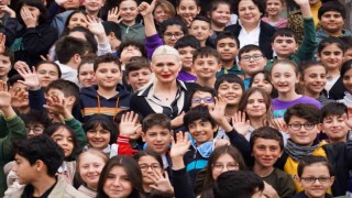 Başkan V. Subaşı depremzedeler için kurulan hayır çarşısını gezdi