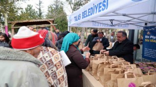 Başkan Yalçın, “Biz Pişirelim Siz Ulaştırın” dedi, yemek servisi yaptı