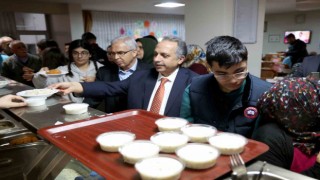 Başkan Yalçın ve Kaymakam Dönmez depremzedelerle iftar sofrasında