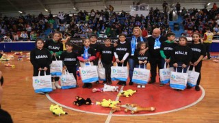 Basketbol maçında sahaya pelüş oyuncak yağdı