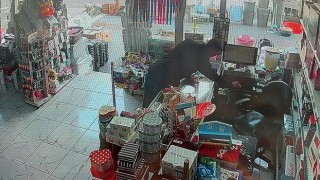 Batmanda güpegündüz yaşanan hırsızlık saniye saniye kameraya yansıdı