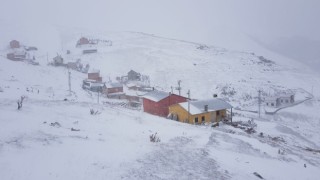 Bayburt - Trabzon sınırındaki yaylalar beyaza büründü