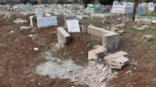 Bebek mezarlıklarında deprem sonrası hasar