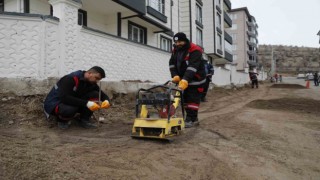 Belediye ekipleri yol bakım-onarım çalışmalarını sürdürüyor