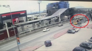 Belediye otobüsünün bariyerlere ok gibi saplandığı kaza kamerada