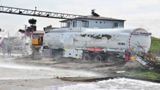 Benzin yüklü tanker devrildi, karayolu 6 saat trafiğe kapatıldı