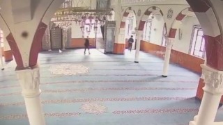 Beylikdüzünde camiden mikrofon çalan hırsızlar kamerada